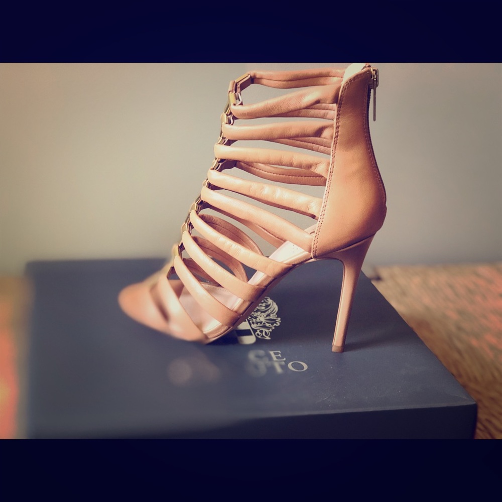 Vince Camuto Tan Leather  Size:7M NEVER WORN!!